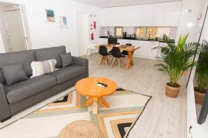 sala de estar con sofá y mesa en Ericeira Surf Apartments, en Ericeira