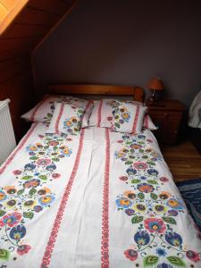 Posteľ alebo postele v izbe v ubytovaní apartament simonka z jacuzzi zawoja