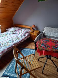Posteľ alebo postele v izbe v ubytovaní apartament simonka z jacuzzi zawoja + 27 fotografií