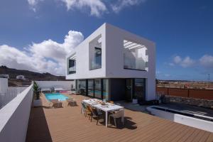 Bazén v ubytovaní Villa Yolo Sur Private Pool Corralejo By Holidays Home alebo v jeho blízkosti