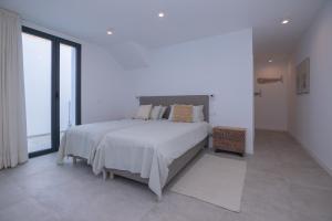 Posteľ alebo postele v izbe v ubytovaní Villa Yolo Sur Private Pool Corralejo By Holidays Home