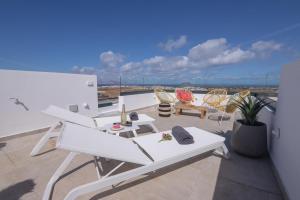 Balkón alebo terasa v ubytovaní Villa Yolo Sur Private Pool Corralejo By Holidays Home