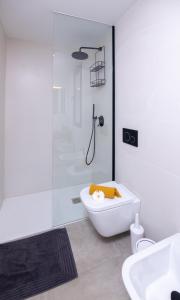 Kúpeľňa v ubytovaní Villa Yolo Sur Private Pool Corralejo By Holidays Home