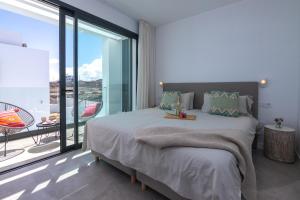 Posteľ alebo postele v izbe v ubytovaní Villa Yolo Sur Private Pool Corralejo By Holidays Home