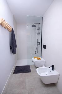Kúpeľňa v ubytovaní Villa Yolo Sur Private Pool Corralejo By Holidays Home