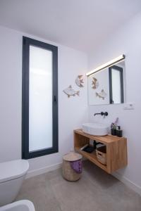 Kúpeľňa v ubytovaní Villa Yolo Sur Private Pool Corralejo By Holidays Home