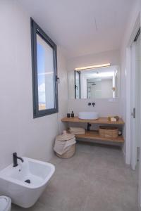 Kúpeľňa v ubytovaní Villa Yolo Sur Private Pool Corralejo By Holidays Home