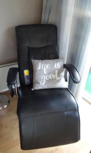Ein schwarzer Stuhl mit einem Kissen, das sagt, das Leben ist gut. in der Unterkunft Cosy, zuidgerichte studio in De Panne met WiFi in De Panne