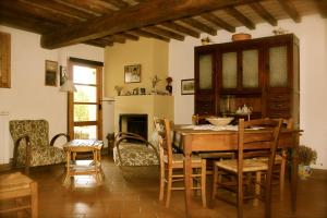 Un comedor con mesa y sillas de madera. en Centro Ippico Della Berardenga, en Castelnuovo Berardenga