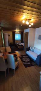 ein Wohnzimmer mit einem Sofa und einem Tisch in der Unterkunft Ferienhaus Lechtaler Alpen in Bach