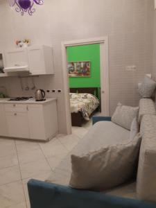 Il comprend un salon avec un canapé et une cuisine. dans l'établissement Metropolis Stazione Centrale, à Naples