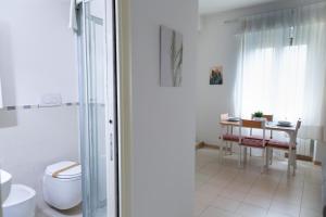 佛羅倫斯的住宿－La Dimora del Franchi，一间带卫生间和桌子的浴室