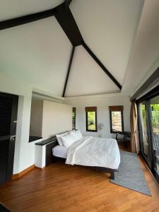 een slaapkamer met een wit bed in een kamer bij HINSAMAAN POOL VILLA in Koh Samui 