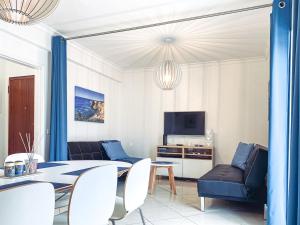 sala de estar con mesa y sofá en Old Town 2BR 50m Ocean w/ AC Wi-Fi Parking Terrace en Albufeira