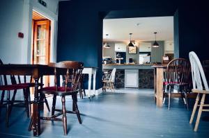 een eetkamer met een tafel en stoelen bij Suie Hunting Lodge in Killin