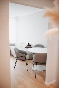 a dining room with a white table and chairs at Moderne ruhige 2-Zimmer Wohnung in Coswig in Coswig