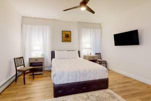 1 dormitorio con 1 cama y TV de pantalla plana en Golf2Beach Vacation Home, en Old Orchard Beach