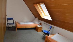 アモールバッハにあるFerienwohnung Landzettelのベッド1台、椅子2脚、窓が備わる客室です。