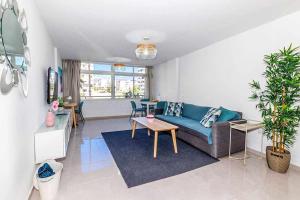sala de estar con sofá azul y mesa en Apartamento Peka's Place en Playa del Ingles