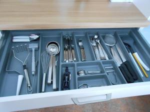 un cajón de herramientas lleno de utensilios sobre una mesa en Appartement beim Brunnen 10, en Sölden