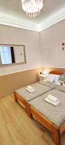 Postel nebo postele na pokoji v ubytování Center Apartman Szeged