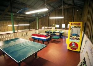 una habitación con 2 mesas de ping pong y una máquina en Luxury 6 Bed Lodge with Hot Tub, en Plymouth