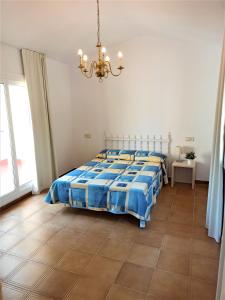 - une chambre avec un lit et un lustre dans l'établissement Trill Las Brisas 2-4 pers, à L'Estartit