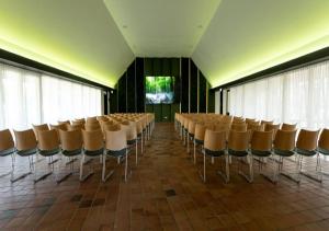 een kamer met een stapel stoelen in een kamer bij Hotel Mennorode in Elspeet