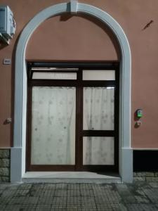 una puerta con una ventana en un edificio en Paola's house, en Copertino