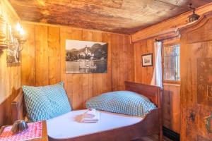 a small room with a bed and a table at Stoffelhäusl in Reith im Alpbachtal