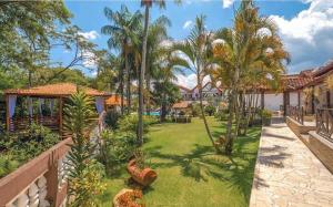 Blick auf einen Garten mit Palmen und Häusern in der Unterkunft Pousada Igarapé in Socorro