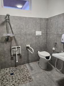 Hotel Crisvan في ريميني: حمام مع مرحاض ومغسلة