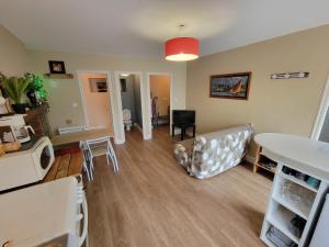 salon ze stołem i jadalnią w obiekcie Petite maison 40M² à PAIMPONT (35) w mieście Paimpont