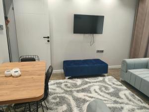 A television and/or entertainment centre at Tekin Suit