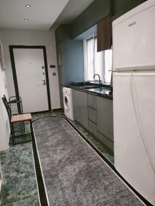 una cucina con frigorifero bianco e lavandino di Tekin Suit a Bandırma