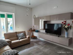 a living room with a television and a couch at Residenza Tafuri in Salerno