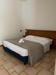 a bedroom with two beds and a tiled floor at Hotel Lory Ficarolo in Ficarolo