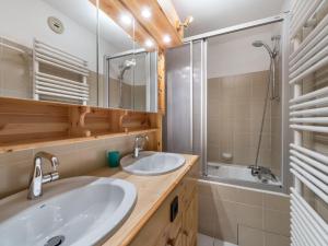 Ein Badezimmer in der Unterkunft Appartement Val-d'Isère, 4 pièces, 9 personnes - FR-1-567-33