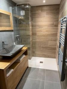 Zdjęcie z galerii obiektu RARE Le refuge des aiguilles Duplex 130m2 10 pers classé 4 étoiles St Sorlin d'Arves La Toussuire w mieście Saint-Sorlin-dʼArves