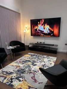 sala de estar con TV de pantalla plana grande en Luxury 2 Bed Townhouse in Royal Wharf, en Londres