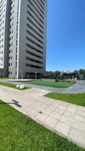 una acera frente a dos edificios altos en Apto. Residencial Cardinales en Córdoba