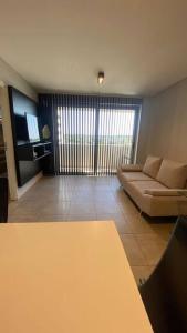 sala de estar con sofá y mesa en Apto. Residencial Cardinales en Córdoba