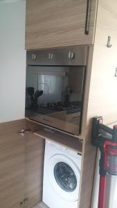 a washer and dryer in a kitchen with a washing machine at Amira 6 personnes in Saint-Jean-de-Monts