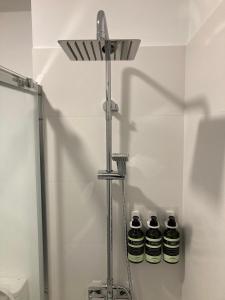 eine Gruppe von drei schwarzen und weißen Flaschen im Bad in der Unterkunft Angliru 1 Suite in Castandiello