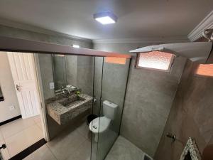a bathroom with a toilet and a sink at HOTEL ESTAÇÃO in Diamantina
