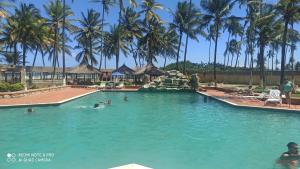 uma piscina num resort com pessoas na água em Costa Grande Tucacas Morrocoy em Tucacas