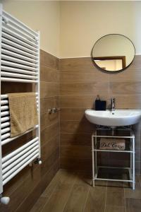 La salle de bains est pourvue d'un lavabo et d'un miroir. dans l'établissement Le Case di Sonia DEL CORSO CIV 25 Fucecchio, à Fucecchio