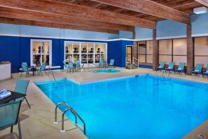 - une grande piscine d'eau bleue dans un bâtiment dans l'établissement Marriott Providence Downtown, à Providence