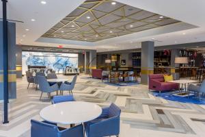 eine Lobby mit Tischen und Stühlen in einem Gebäude in der Unterkunft Marriott Providence Downtown in Providence