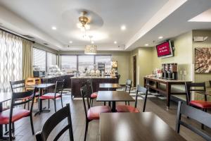 Un restaurante u otro lugar para comer en Sonesta Essential Ames